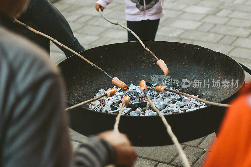 香肠串在烤架上