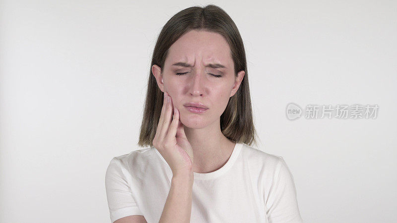 牙痛，年轻女子牙齿疼痛的白色背景