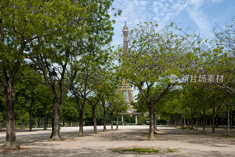 新冠肺炎疫情期间，欧洲埃菲尔铁塔和战神广场空无一人。