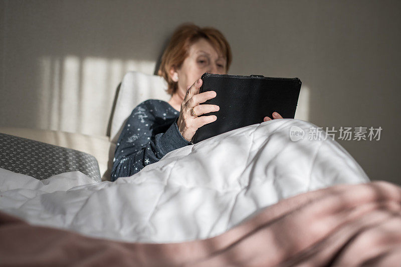成熟的女人65-70岁独自躺在床上