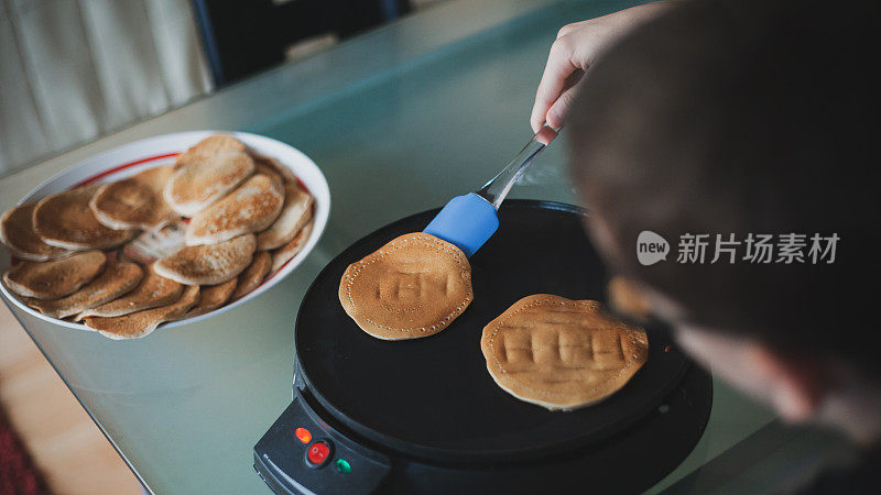 少年在封锁期间做美国煎饼