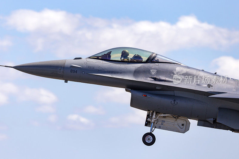 美国空军(USAF)从日本三泽空军基地第35战斗机联队第14战斗机中队的洛克希德F-16CJ战斗猎鹰90-0824从阿瓦隆机场起飞。
