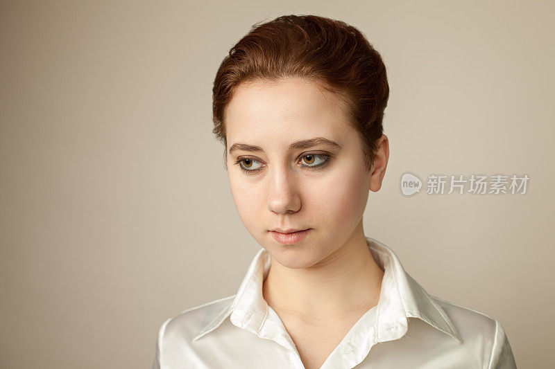 一幅20岁女子的画室肖像，米色背景