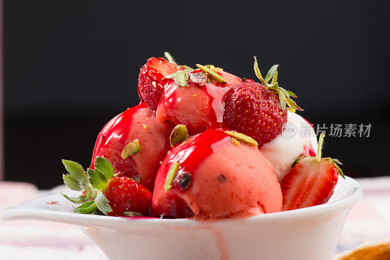 草莓冰淇淋在粉红色背景的杯盘里