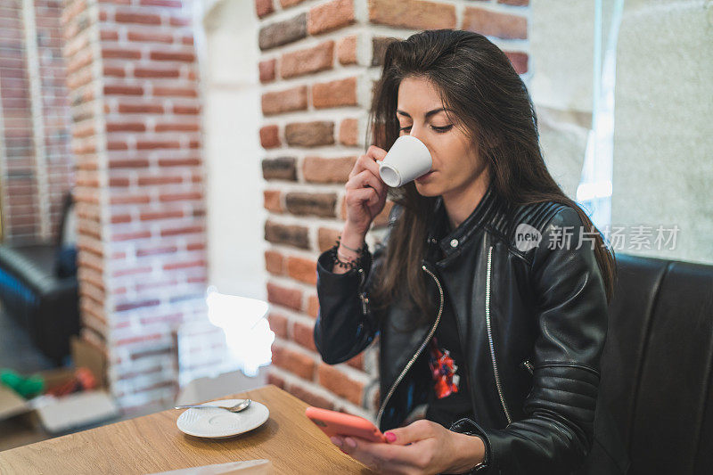商业女性使用智能手机在咖啡店网上购物