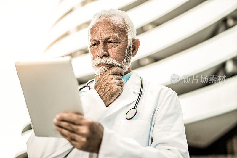 高级医疗专业人士使用数码平板电脑。