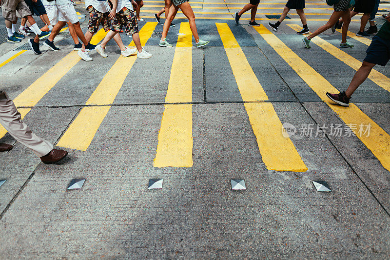 过香港街斑马线的交叉路口