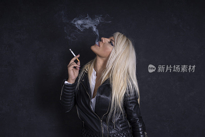 女人吸烟的照片