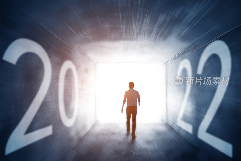 一个男人走进2022年的后视镜