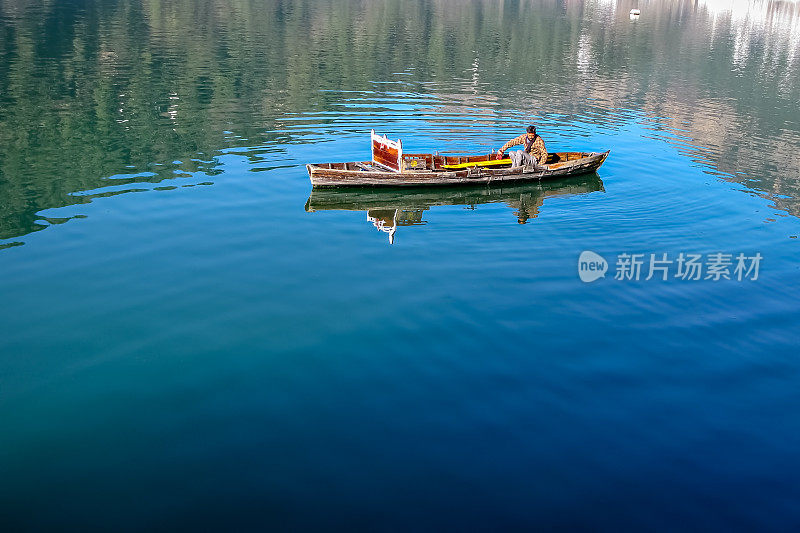 船夫划着他的小船在碧水碧水的比姆塔尔湖。