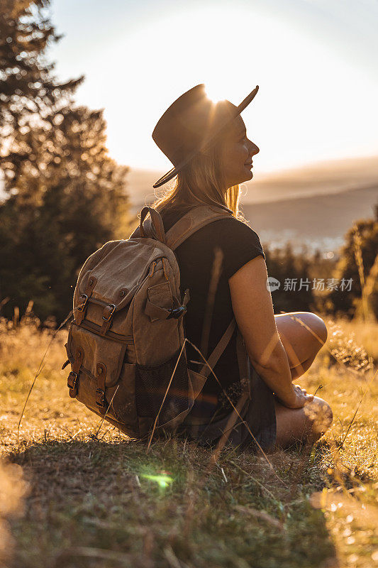 站在山顶欣赏风景的女人