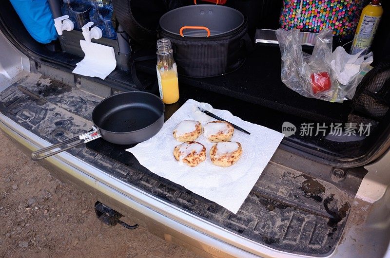 在后挡板上烹饪肉桂卷