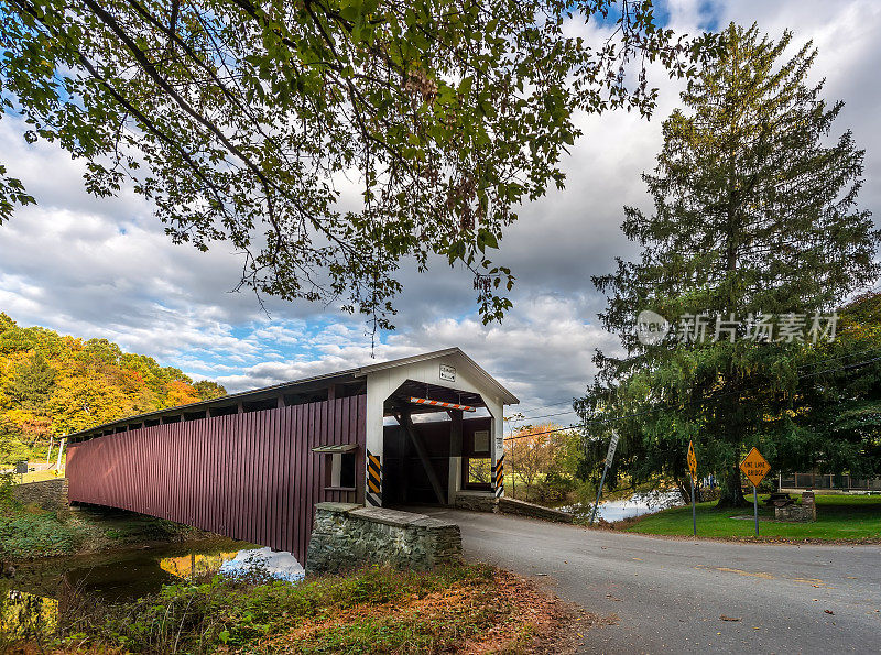 田园诗般的宾夕法尼亚覆盖桥在秋天与秋天的颜色