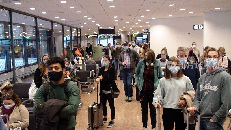 在欧洲瑞典的斯德哥尔摩阿兰达机场等待登机的人们