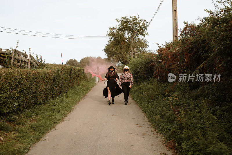 带着烟雾弹的年轻女人