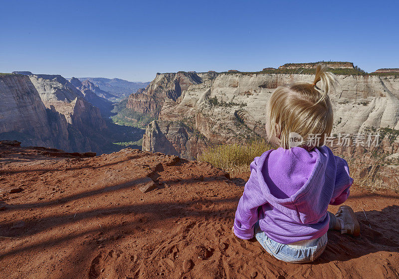 小女孩在看美国犹他州南部著名的锡安国家公园的红悬崖峡谷