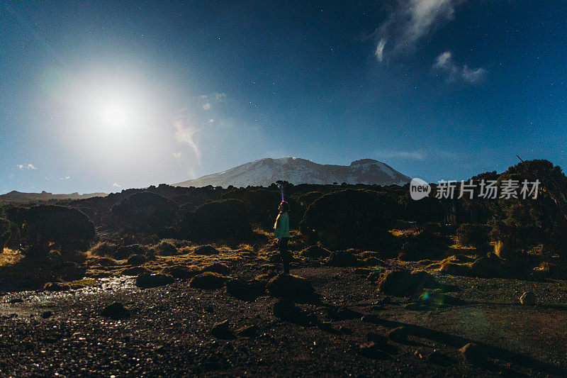 乞力马扎罗山上，一个徒步旅行者在欣赏星空