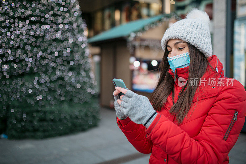 年轻的白人女人在用智能手机