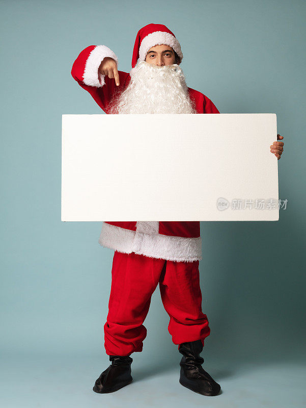 圣诞老人用手指着白色的盘子。