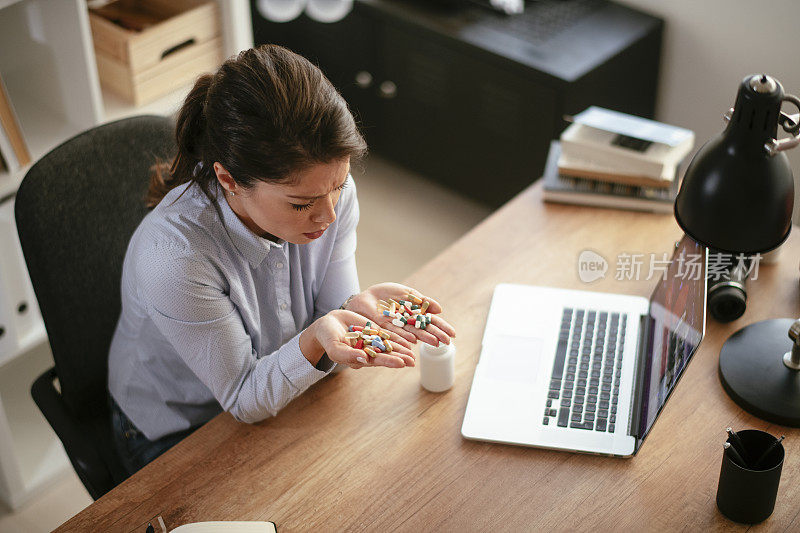 女商人在吃药