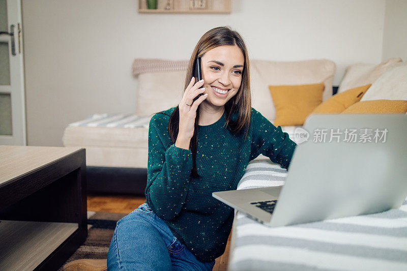 一个年轻的女商人在网上打电话和工作