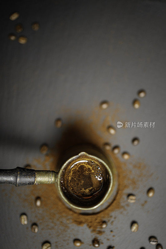 土耳其铜咖啡壶和烤咖啡豆