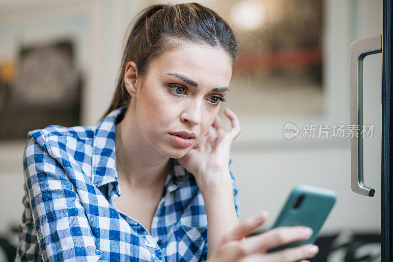 一个悲伤的年轻白种女人读坏消息的特写