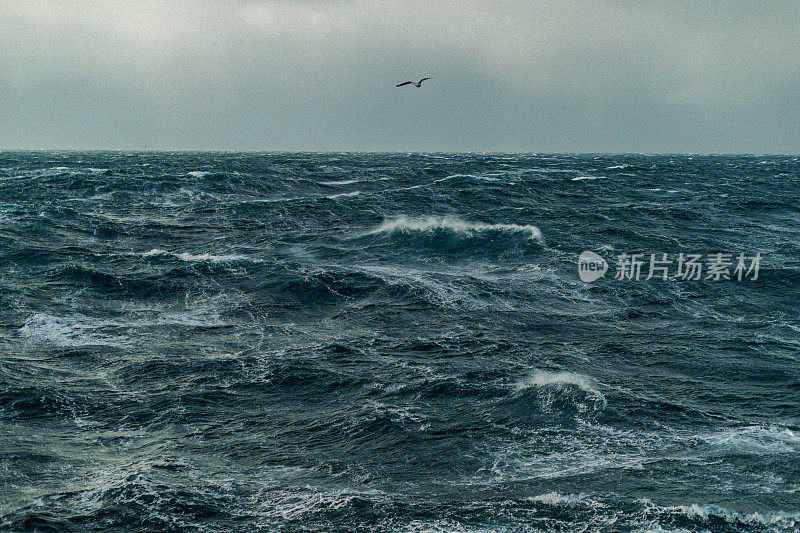 从船上观看波涛汹涌的大海