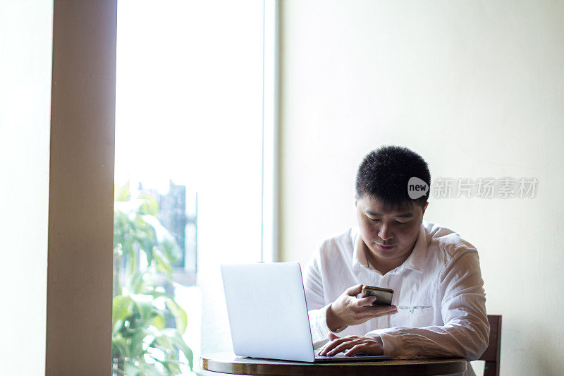 年轻的成年学生独自在一个角落里学习