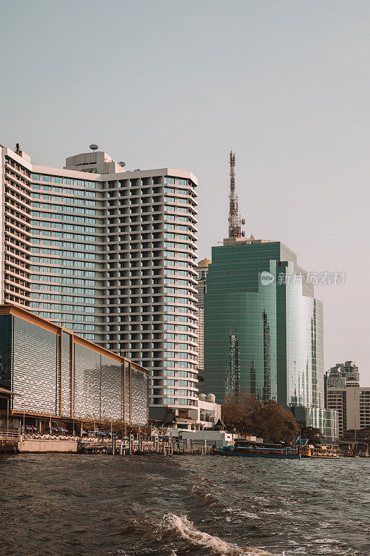沿河俯瞰曼谷摩天大楼