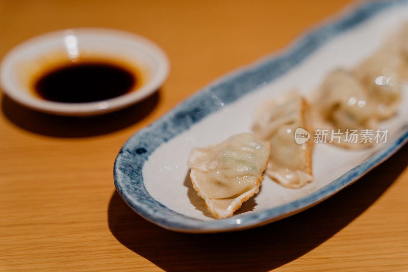 把日式煎饺装在盘子里放在桌上