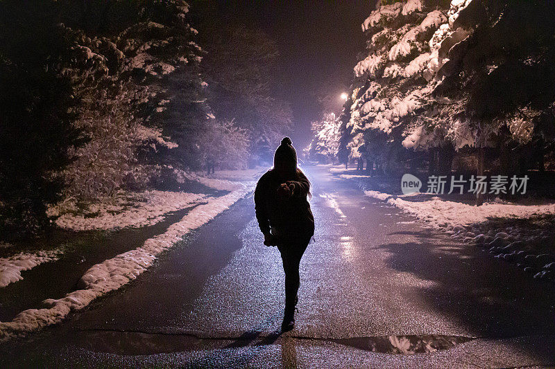 一个年轻女人在夜里的剪影