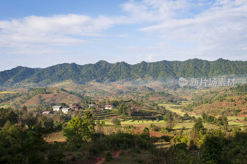 缅甸掸邦的卡劳镇附近的乡村景观