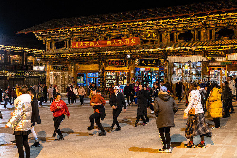 在云南香格里拉老城的中心地带，人们晚上一起跳传统的藏族舞蹈。