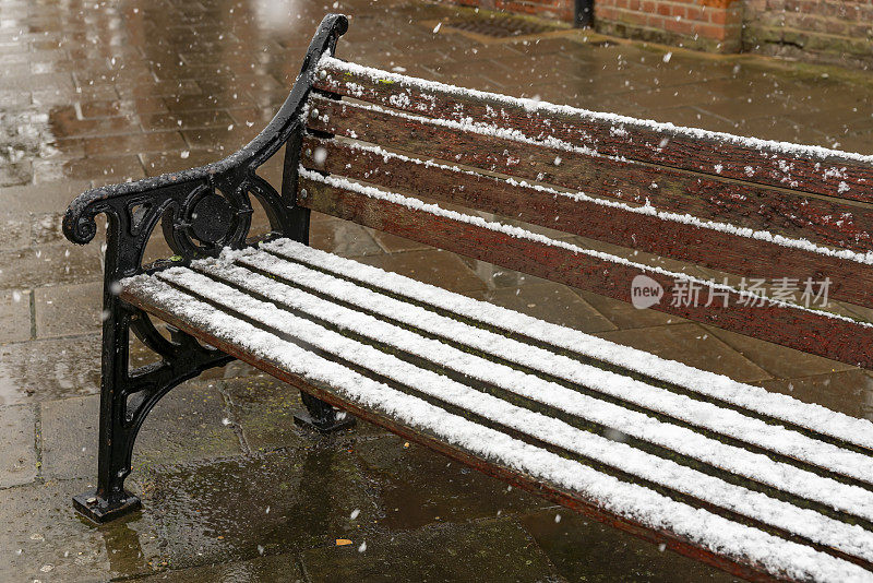 公园长椅上有小雪阵雨