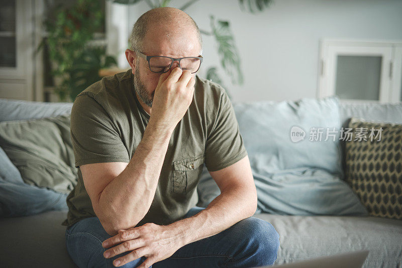 成年男性在家办公(消极情绪)