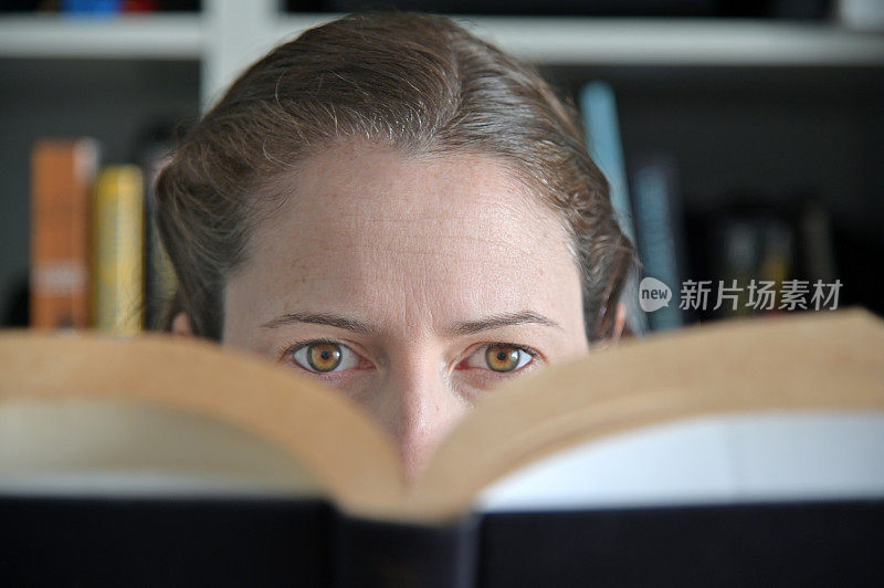 一个女人在图书馆看书
