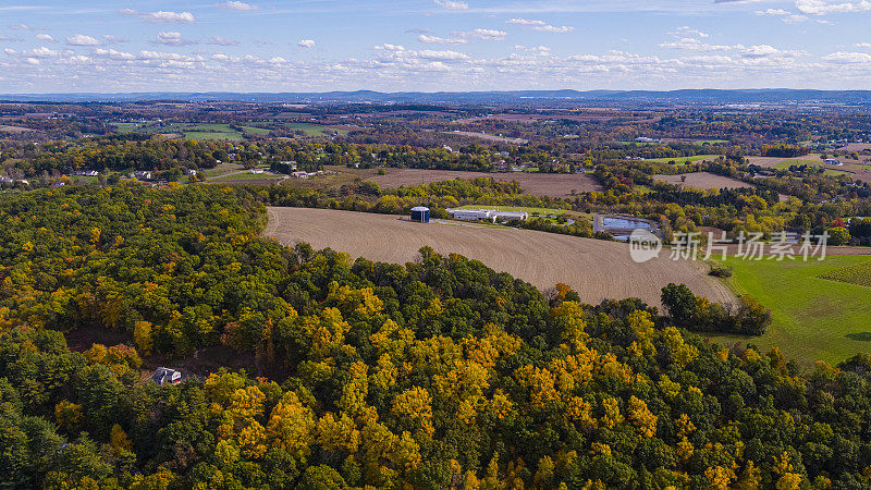 五彩缤纷的秋天在宾夕法尼亚州农村。航拍里海镇附近的农田，山与山之间的森林、拼凑的田野、村庄和农场。
