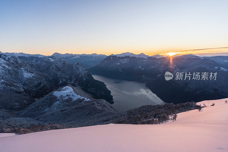 清晨瑞士阿尔卑斯山的美景