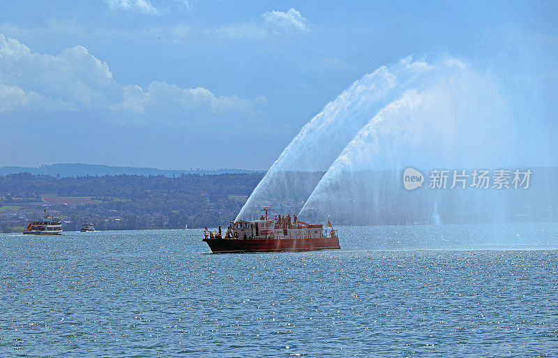 救火船喷洒水