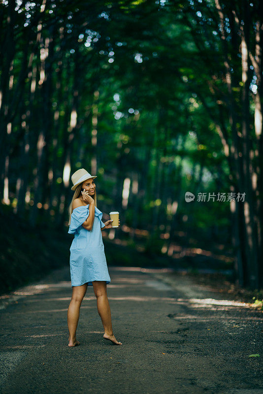 快乐的女人在山中徒步旅行