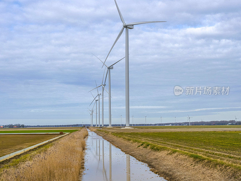 许多风力涡轮机，可再生能源，在春天的一天。风力发电场