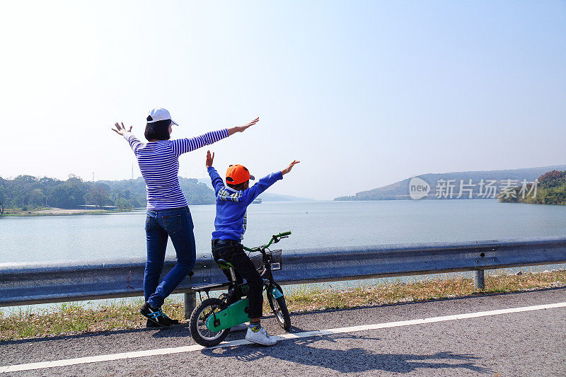 亚洲母亲和儿子在山上旅行。