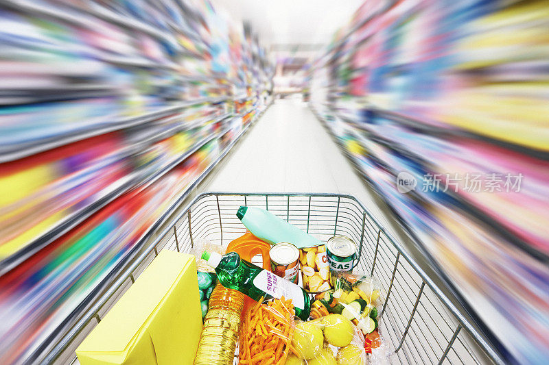 购物车速度与戏剧性的运动模糊和透视超市通道