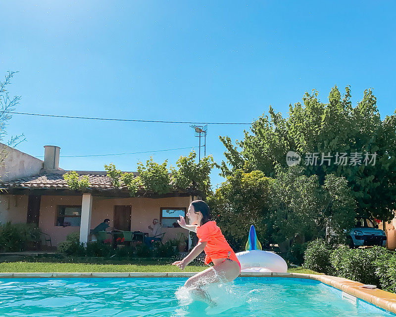 在乡下，女孩跳进了乡下房子的水池里