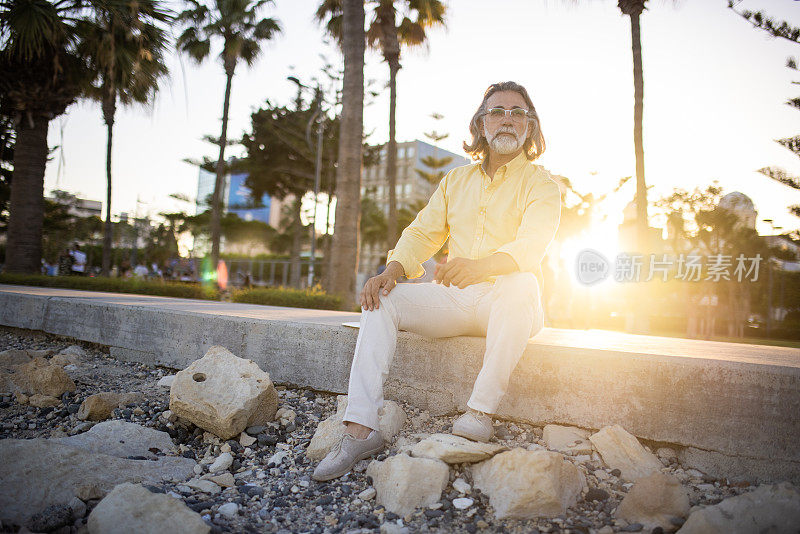 游客在美丽的利马索尔享受日落