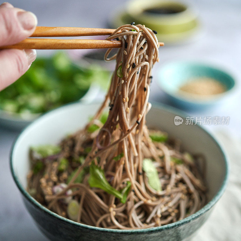 芝麻香菜酱油荞麦面