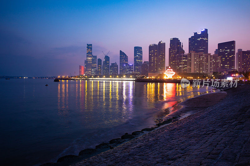 中国青岛城市的夜晚