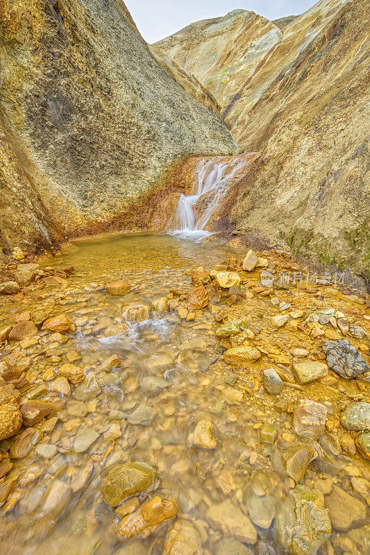 欧洲美丽独特的岛国冰岛的高地上的Landmannalaugar的令人叹为观止的彩色山丘