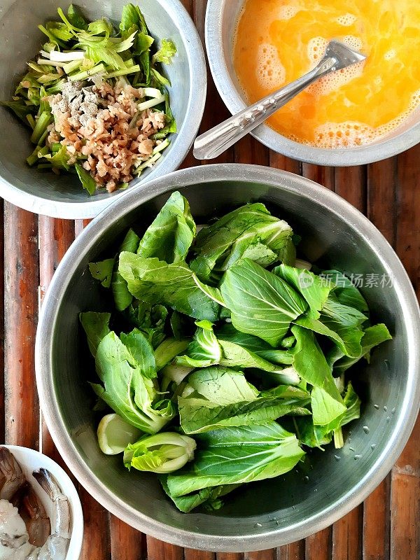 为泰国料理准备食材。